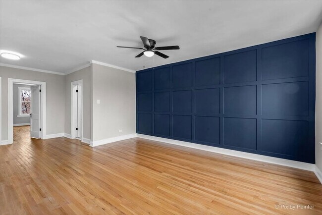Building Photo - 2343 W Glenlake Ave
