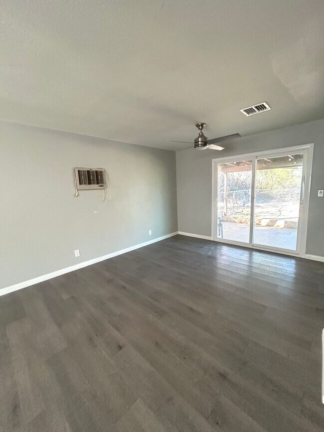 Building Photo - Welcoming 3 Bedroom 1.5 Bathroom Home ** MOVE IN SPECIAL**