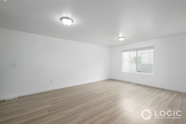 Building Photo - Spacious Townhome in Herriman!