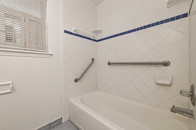 Building Photo - 5615 Beechnut St