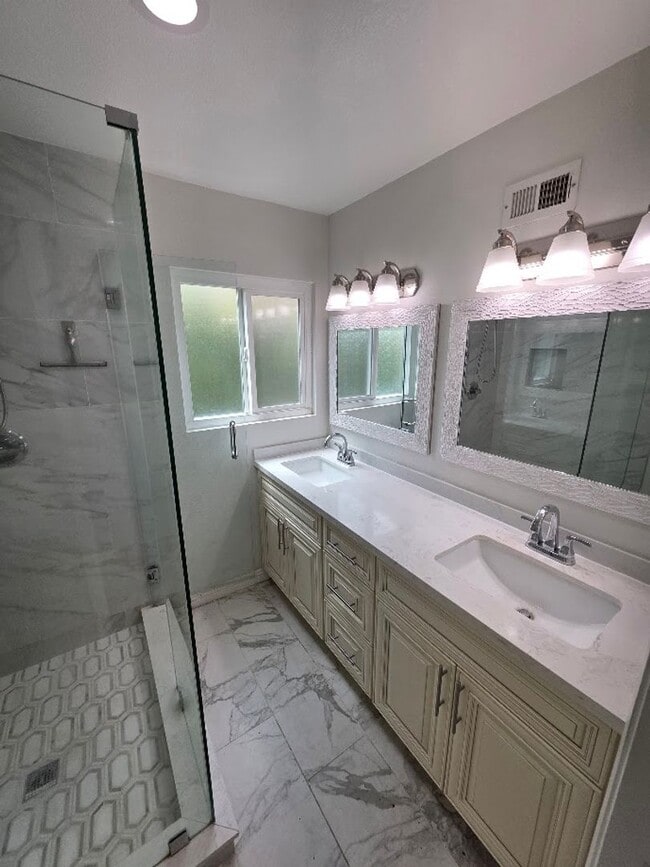 Building Photo - SPACIOUS 4BD/2BA WITH GARAGE, LAUNDRY AND ...