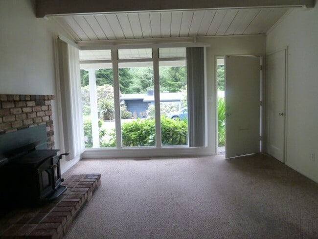 Building Photo - Single Level home in Arcata- Pet Friendly!