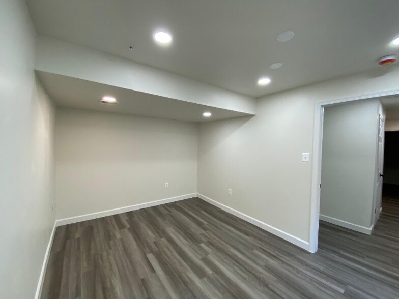 Building Photo - 353 Daleview Dr