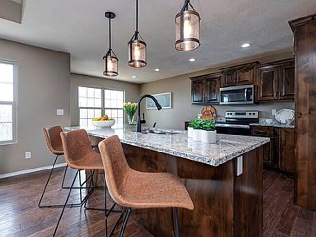 Building Photo - Luxury, Location, and Convenience.