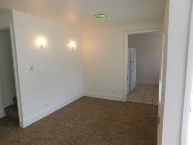 Building Photo - 3Bd/1.5Ba Two Story House - Available to View!