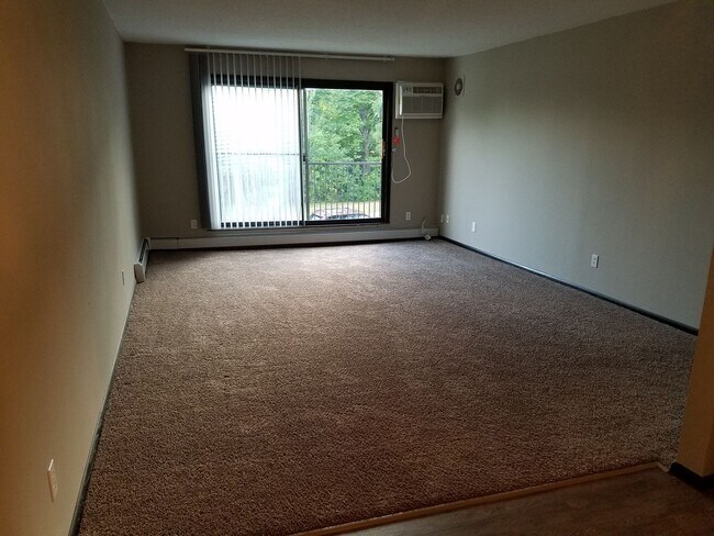 Building Photo - 2 Bedroom Available
