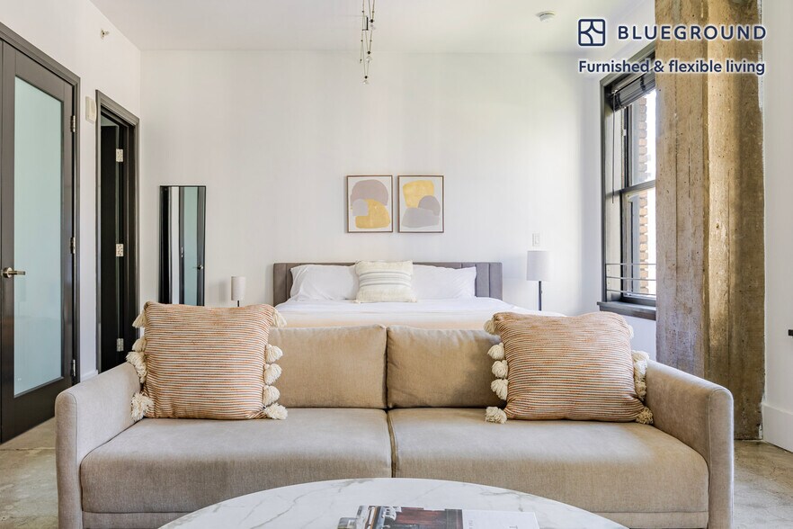 Building Photo - 810 S Spring St