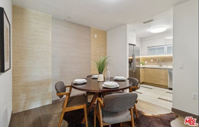 Building Photo - 903 S New Hampshire Ave