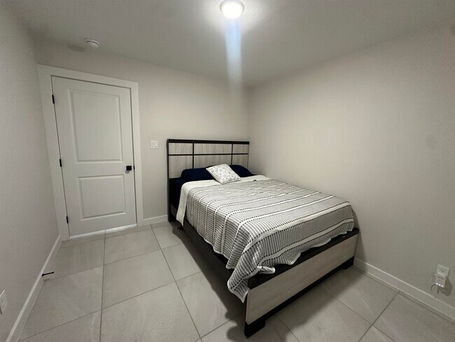 Building Photo - 4018 Ave Fenix Dr