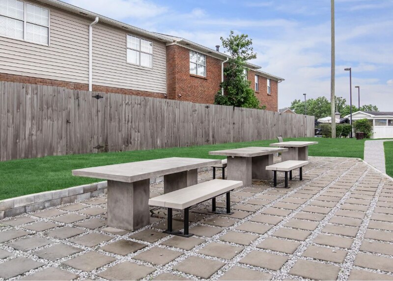 Building Photo - 600 Whispering Hills Dr