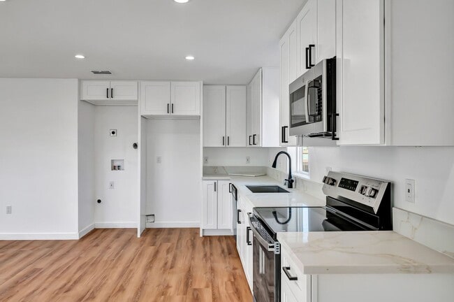 Building Photo - 11845 Hamlin St