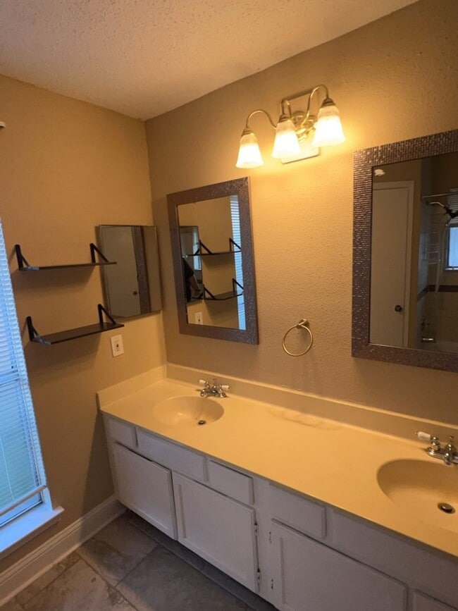 Building Photo - 7702 Tierra Verde Dr