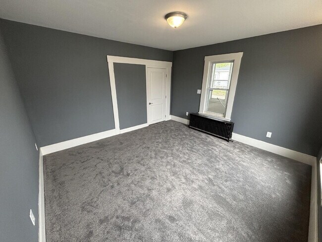 Building Photo - Newly Renovated 3BR Apartment with Modern Updates – Convenient Location!