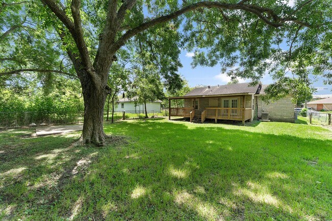 Building Photo - Lovely Brick 3 Bed/1 Bath Home w/ Large Covered Deck Back Porch w/ Fully-Fenced Yard