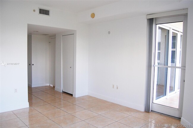 Building Photo - 20000 E Country Club Dr