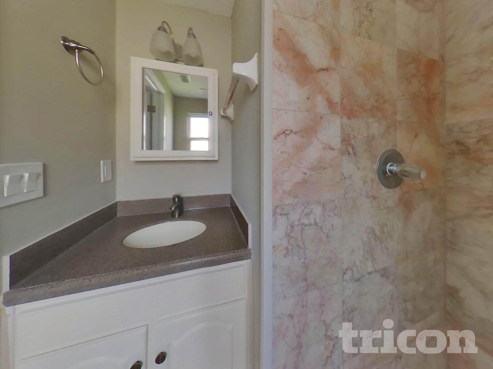 Building Photo - 2663 Kenwood Dr E