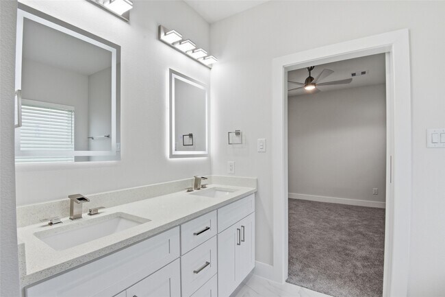 Building Photo - 727 S Victory Dr