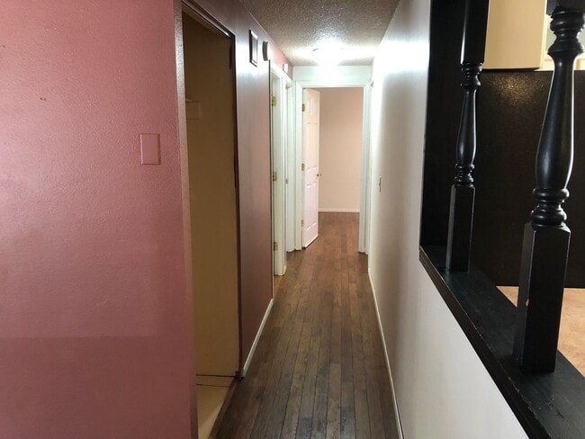 Building Photo - 3 bedroom 1 bath house in Eugene! MOVE IN ...