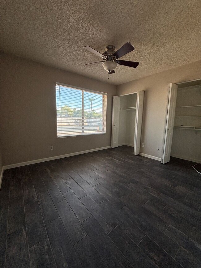 Building Photo - 921 W Naranja Ave