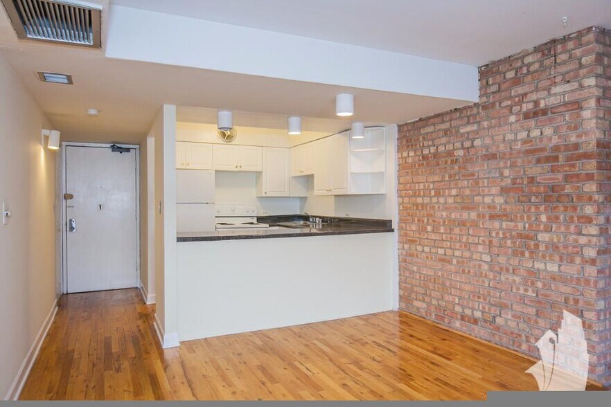 Building Photo - 1235 N La Salle Dr