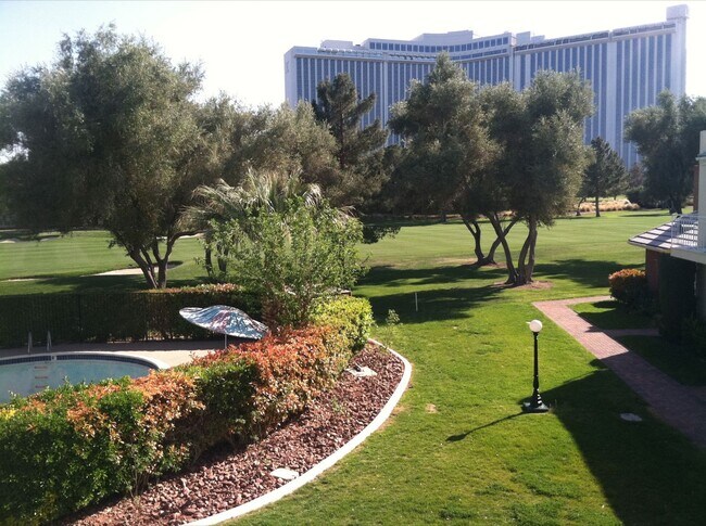 Building Photo - Las Vegas Country Club. Modernized and Upg...
