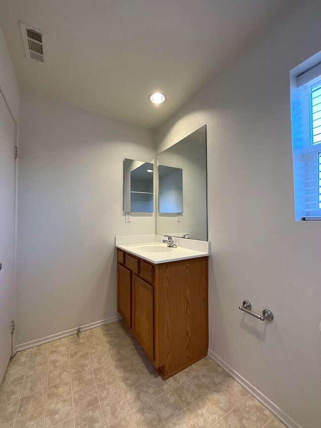 Building Photo - East Palmdale Home