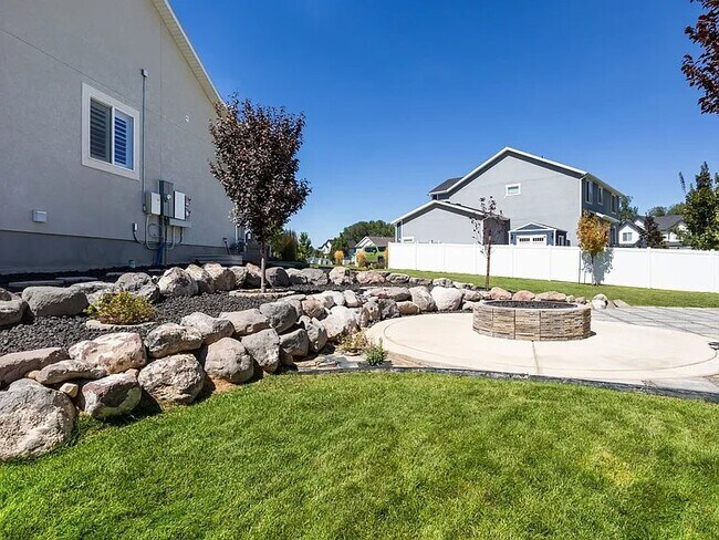 Building Photo - 301 S Thomas Cir