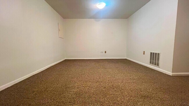 Building Photo - 5808 Waterdale Ct