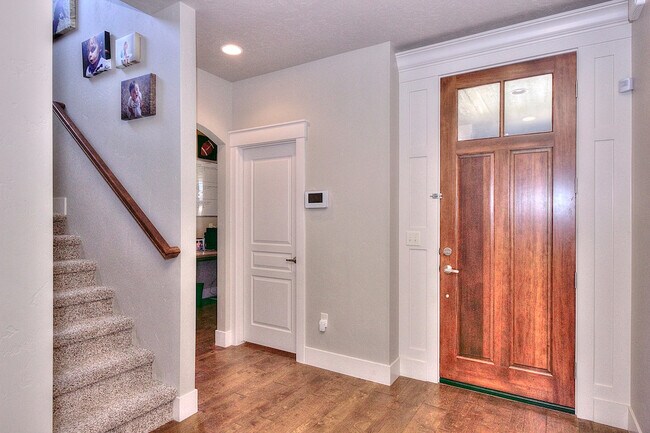 Building Photo - Beautiful Custom Home in Great Location