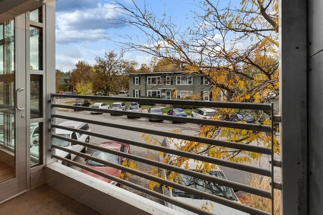 Building Photo - Modern 2 Bed / 2.5 Bath Condo with Office ...