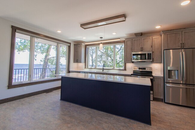 Building Photo - AVAILABLE AUGUST - Beautifully Renovated 2 bed/1bath Home on PARK POINT