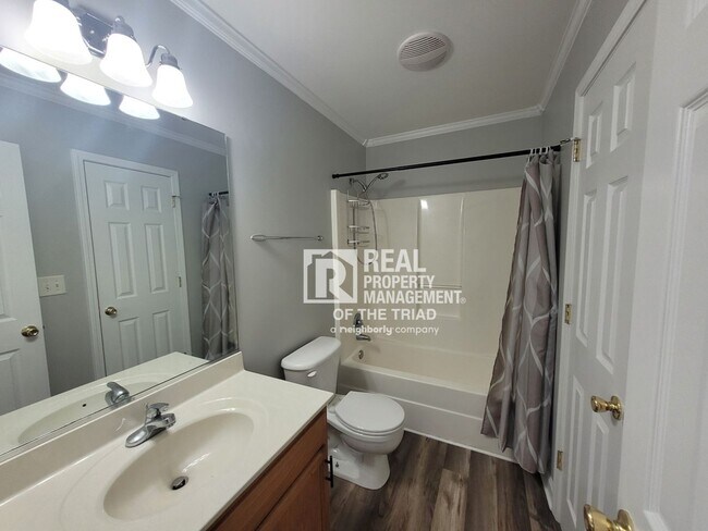 Building Photo - Newly Renovated Now Ready! One level 3BR/2...