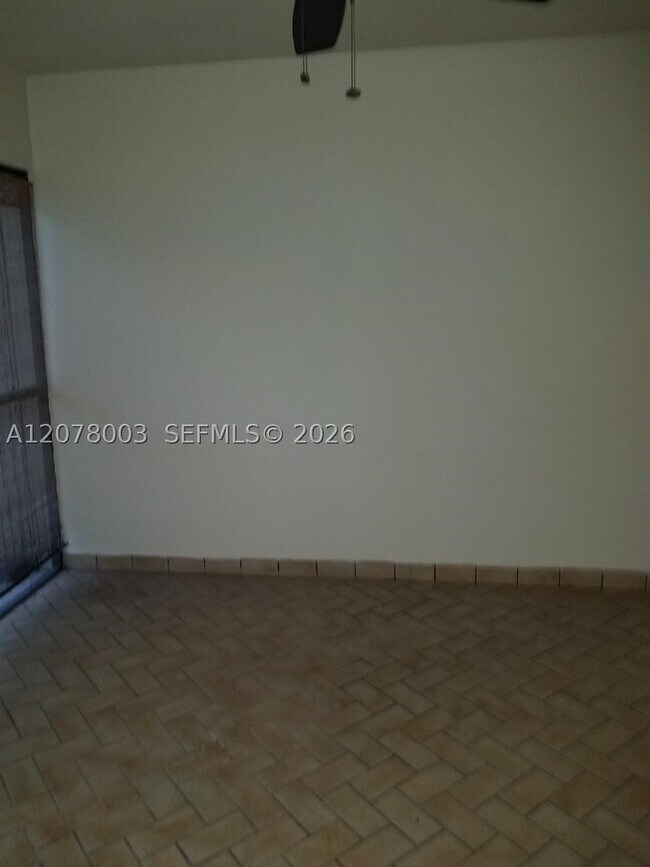 Building Photo - 220 Lakeview Dr