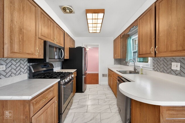 Building Photo - 304 E Golf Rd