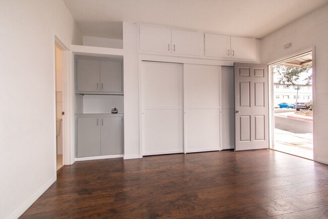 Building Photo - Charming Studio with Mid Century Touches in Ocean Beach/Point Loma !