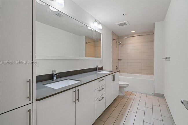 Building Photo - 999 SW 1st Ave