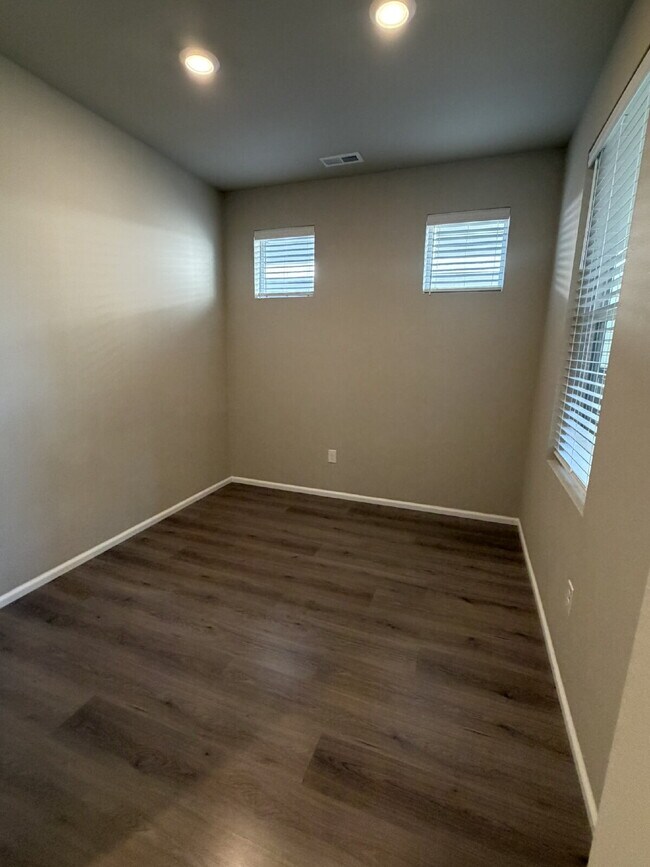 Building Photo - Newer Build 3 Bedroom 3 Bathroom- Single Family Home