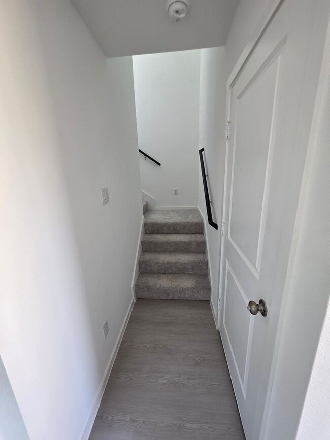Building Photo - "Feel Right at Home – Modern 3 Bed, 2.5 Ba...