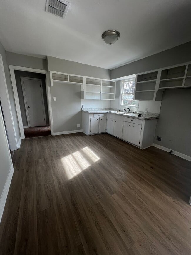 Building Photo - Section 8 Accepted!  MOVE IN Ready! 1/2 Of...