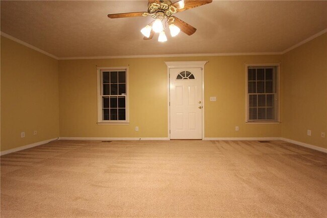 Building Photo - 818 Springlake Rd