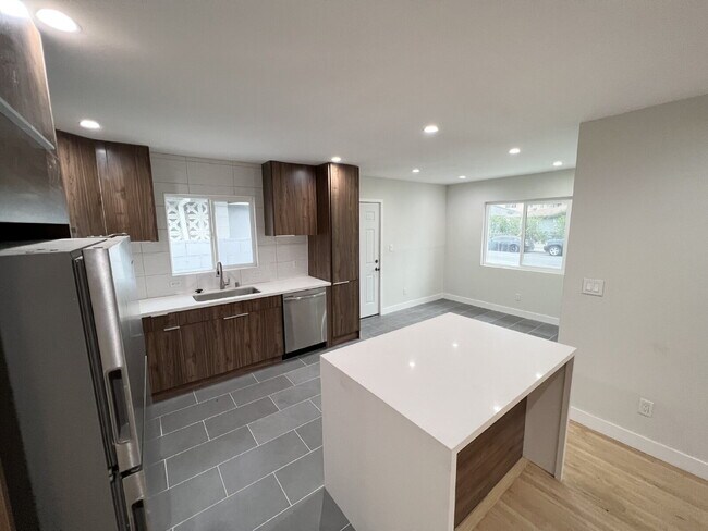 Building Photo - Modern Pet-Friendly Hawthorne Home With Ga...