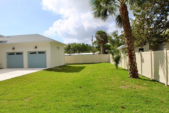 Building Photo - Fully Furnished 3 Bedroom, 3.5 Bath Home with Stunning Intracoastal Views
