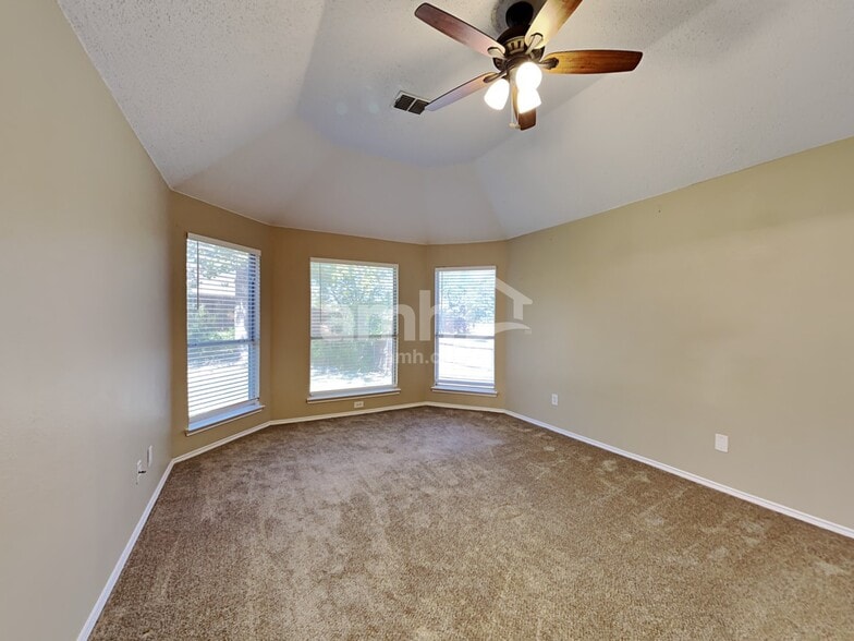 Building Photo - 6215 Hillside Ln