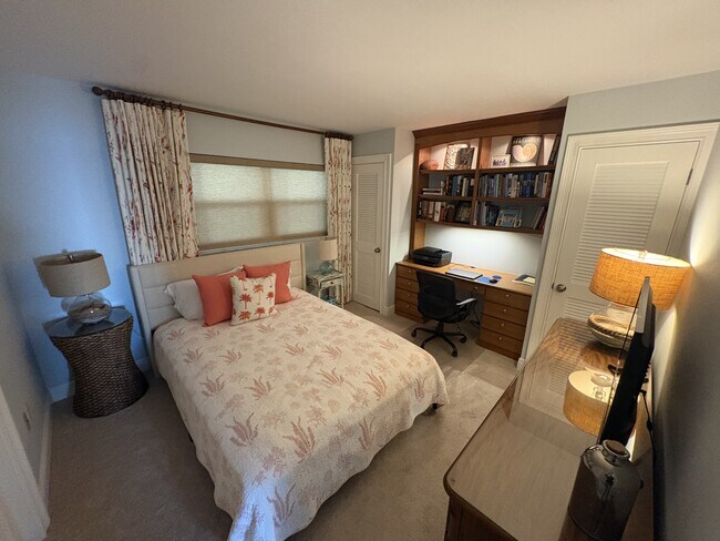 Building Photo - 333 The Esplanade N