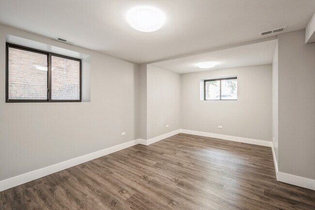 Building Photo - 5038 S St Lawrence Ave