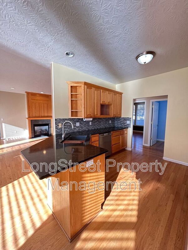 Building Photo - 852 Marilyn Dr