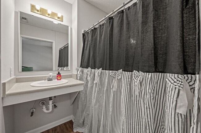 Building Photo - FULLY FURNISHED EXCLUSIVE SHORT AND MIDTERM RENTAL ONLY!