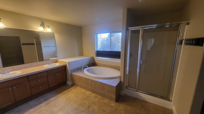 Building Photo - SE Bend 3 bed 2.5 bath Plus BONUS-Fenced