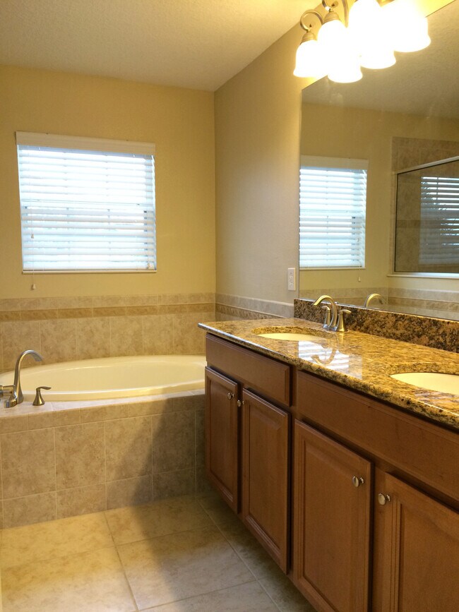Building Photo - Beautiful 4/5 Bedroom Home in Wyndham Lakes