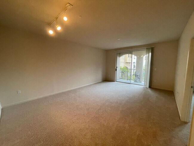 Building Photo - Lovely 1 Bedroom 1 Bath Condo in the Desir...